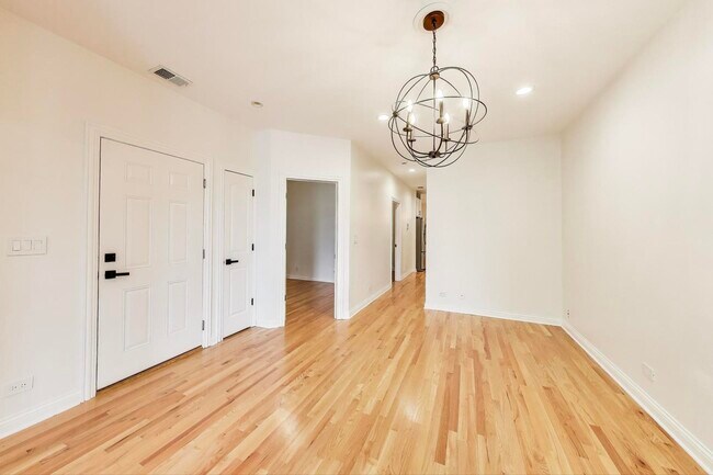 Foto del edificio - 5924 N Milwaukee Ave