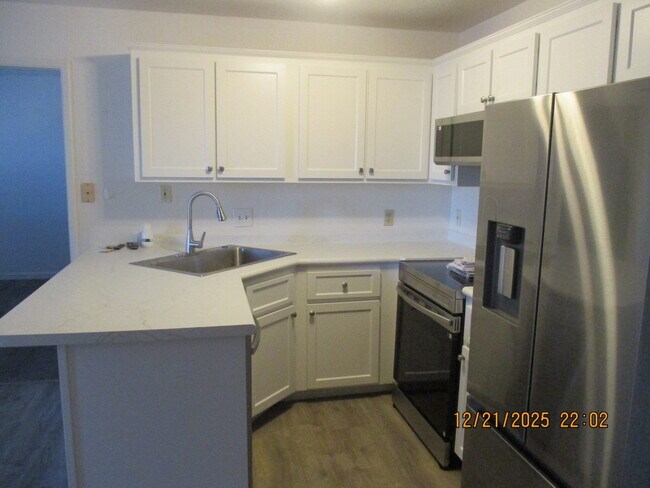 Building Photo - 2700 S White Mountain Rd