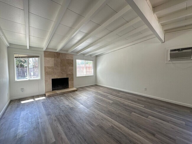 Building Photo - Three Bedroom Home With A Den In West Sacr...
