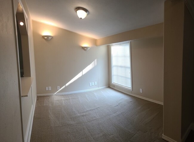 Building Photo - 2901 Robin Hill Ln