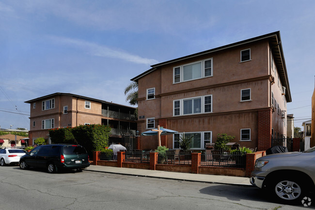 Foto principal - 130 Roycroft Ave
