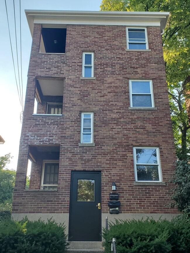 Building Photo - 2363 Ravine St