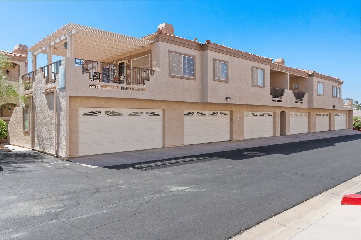 Primary Photo - Gorgeous 2 Bedroom Townhome with attached ...