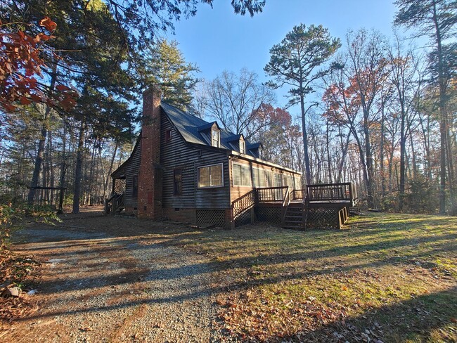 Foto del edificio - # bedroom home nestled in the woods