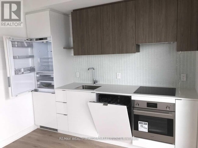 Building Photo - 161 Roehampton Ave