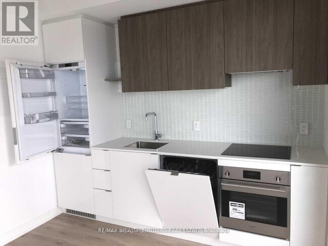 Photo du bâtiment - 161 Roehampton Ave