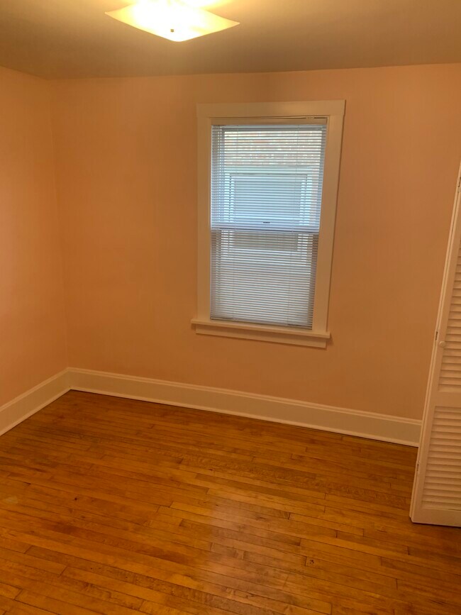 Room - 5231 N Mulligan Ave