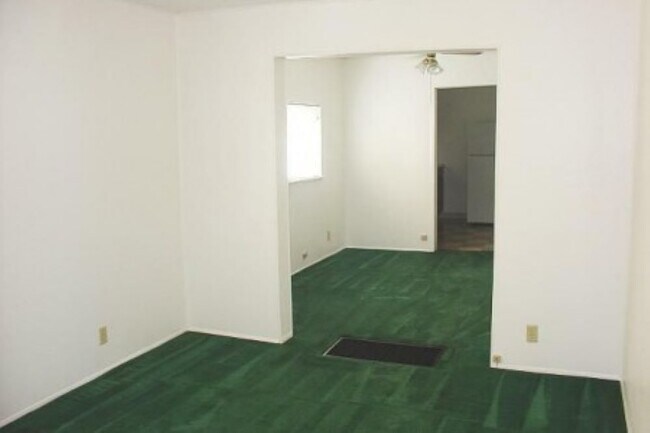 Building Photo - 220 S 28th St