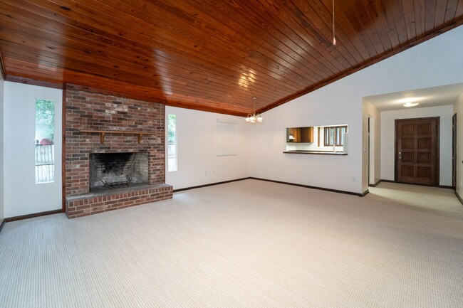 Building Photo - 3/2 Single-Family Shores Home