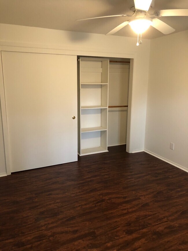 Dormitorio - 411 W Dana St
