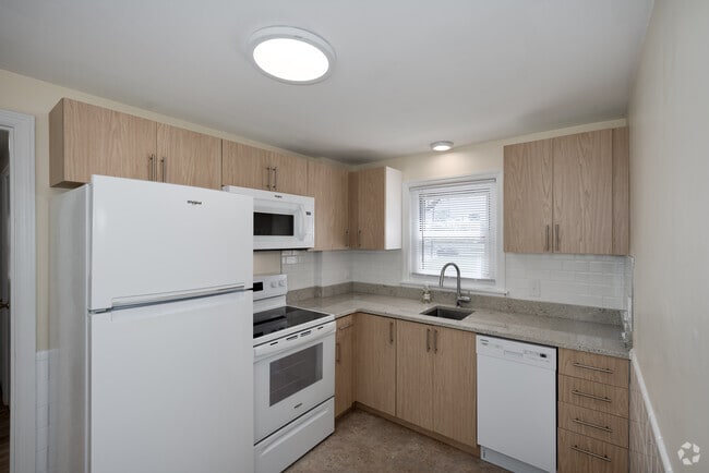1BR, 1BA - 472SF - Kitchen - The Residences at Garden City