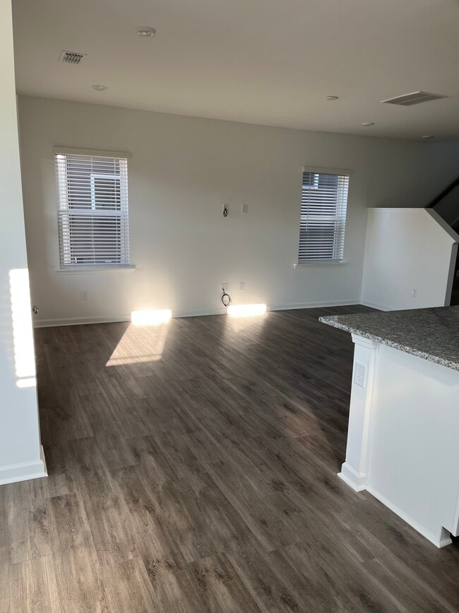 Amplia sala de estar abierta - 3632 Pamlico St