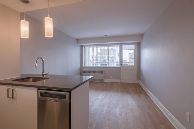 Building Photo - 3460 Rue Durocher