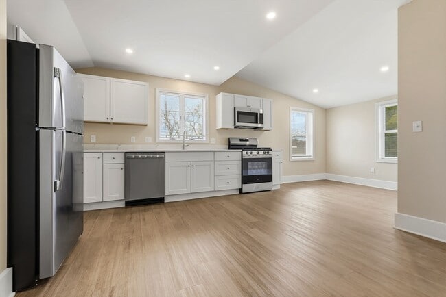 Building Photo - 142 Elliott St