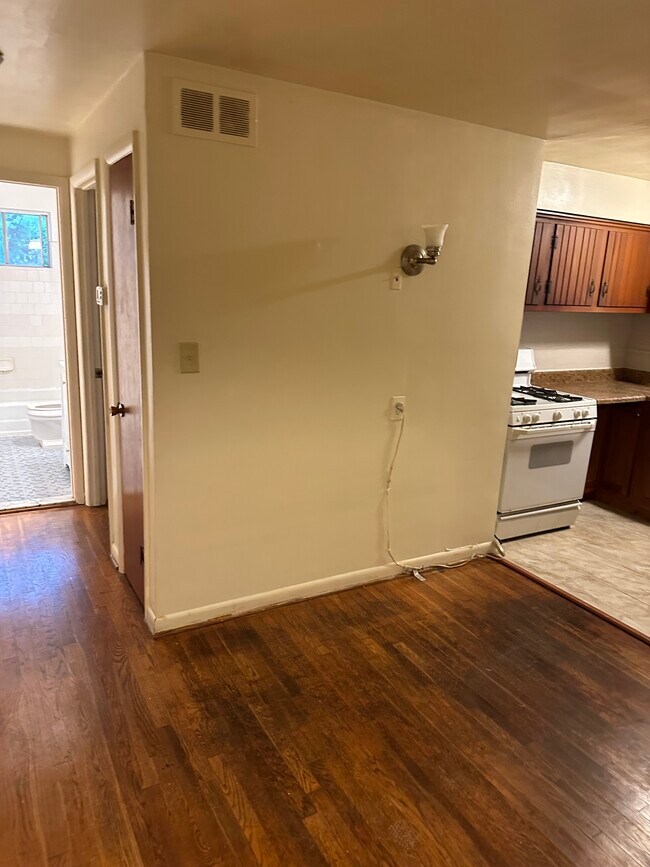 Foto del edificio - 1005 Cedarcroft Rd