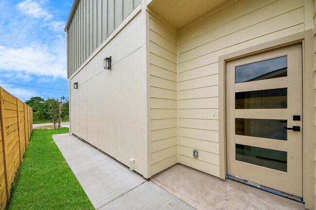 Building Photo - 7542 Charlie St