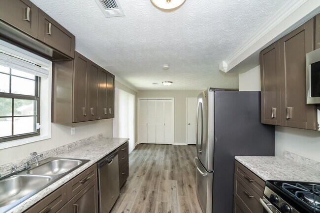 Foto del edificio - 2483 Wood Meadows Dr