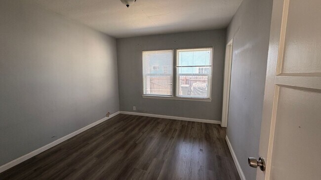 Foto del edificio - 6415 S Van Ness Ave