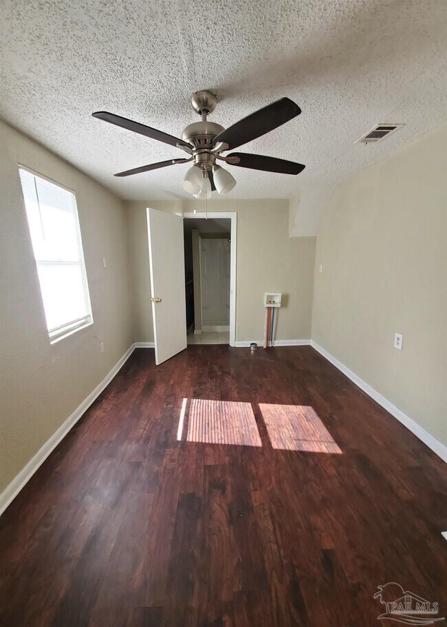 Foto del edificio - 1007 N J St