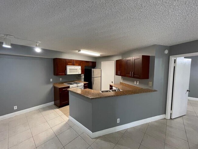 Building Photo - 9999 Summerbreeze Dr