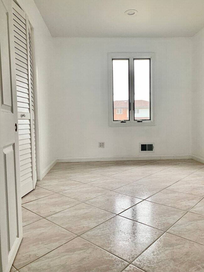 Foto del edificio - 548 Jefferson Blvd