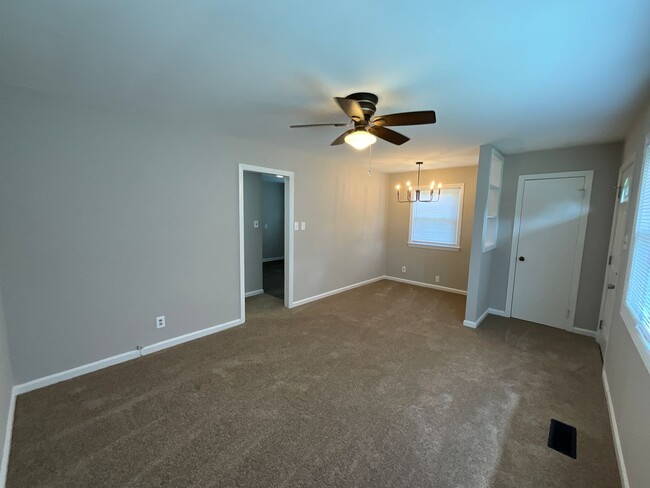 Foto del edificio - Cute 2 bedroom 1 bath bungalow in Greensbo...