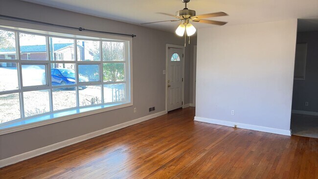 Foto del edificio - 3 bedroom 1.5 bathroom house with fenced yard