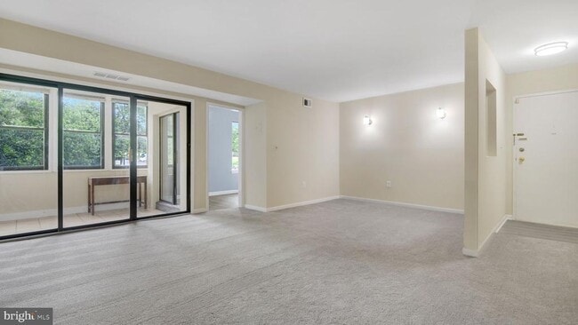 Foto del edificio - 9653 White Acre Rd