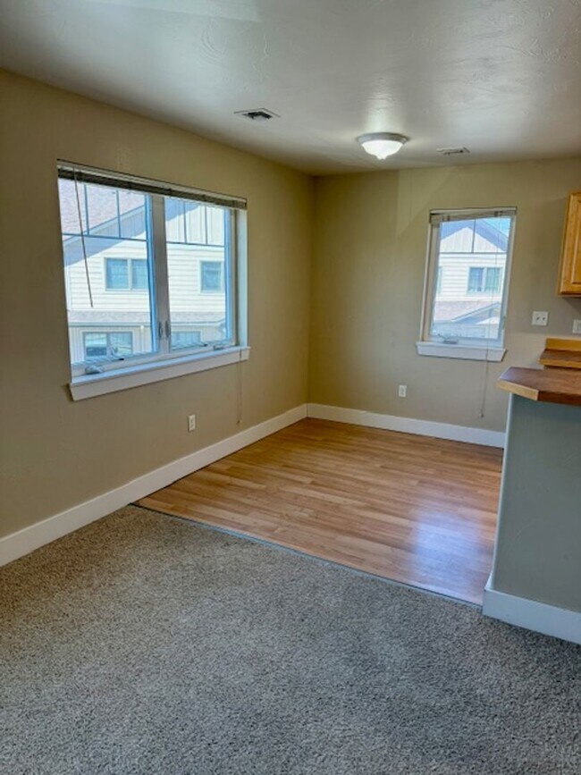 Building Photo - 2 Bedroom 1 Bathroom Apartment  NEW PRICE UPDATE