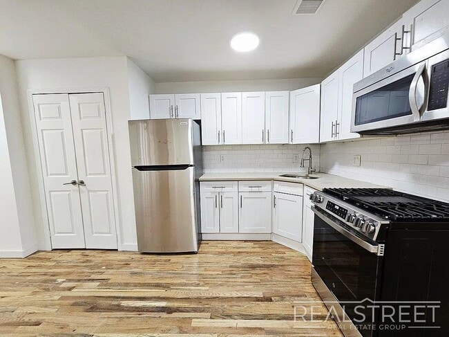 Building Photo - Massive 3BD/3BA Renovated Duplex with Home...