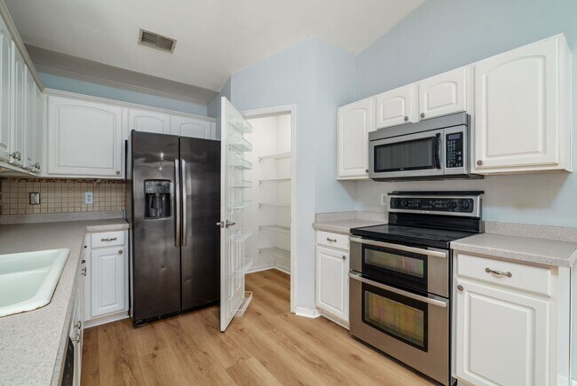 Foto del edificio - Ladson Home with Spacious Outdoor Living!