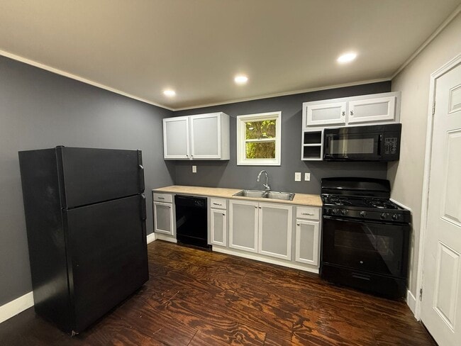 Building Photo - Downtown Living- Prime 1-Bed Unit for Just $900/Mo!