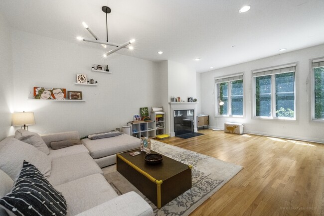 Foto del edificio - 1137 W Monroe St