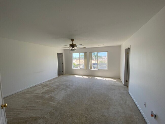 Foto del edificio - Luxurious 4 BD 2.5 BA with a 100k Pool and...