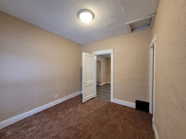 Foto del edificio - Two Bedroom, One Bathroom Home with Washer...