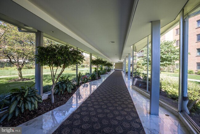 Foto del edificio - 4201 Cathedral Ave NW