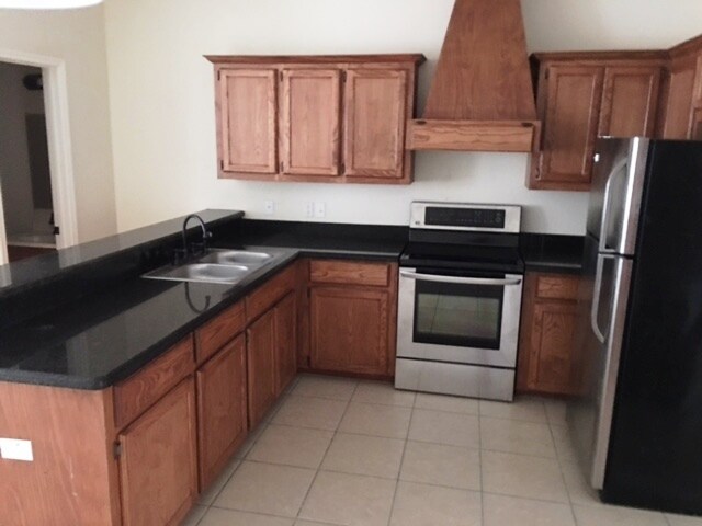 Building Photo - 1600 Omni Ave