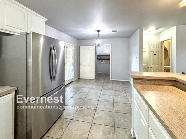 Foto del edificio - 4-Bedroom, 2.5-Bathroom Home in a Convenie...