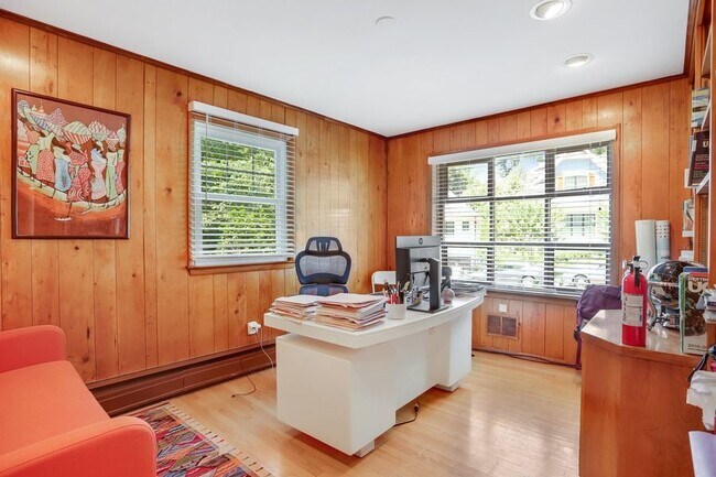 Building Photo - Gorgeous & Rare Five Bedroom in The Palisa...