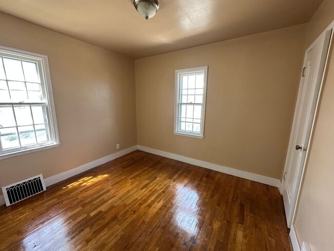 Building Photo - Two bedrooms, One and half bathroom, one c...