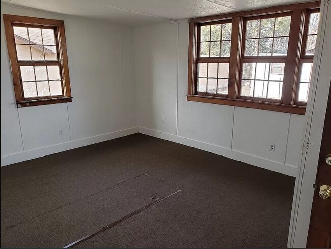 Building Photo - 2 Bedroom Home