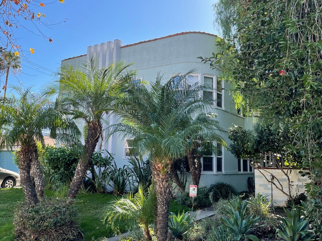Primary Photo - 10740 Camarillo St