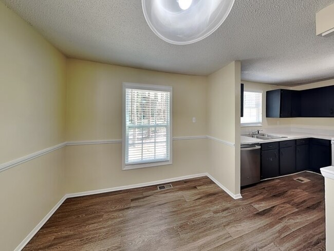 Foto del edificio - Beautifully Appointed Home with Fireplace ...