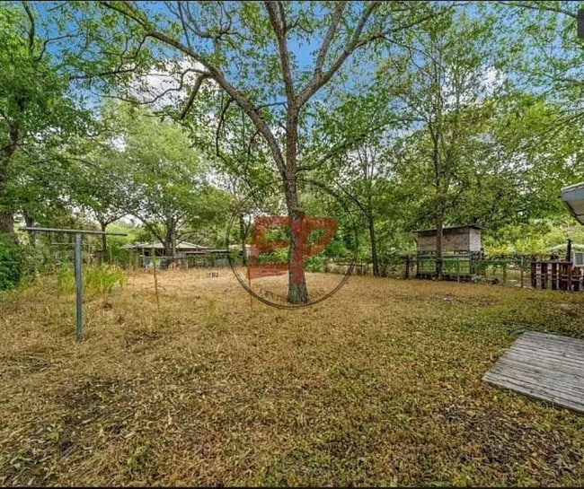 Building Photo - 213 N Oak Dr