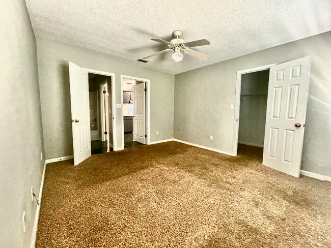 Foto del edificio - 2552 Golden Park Ln