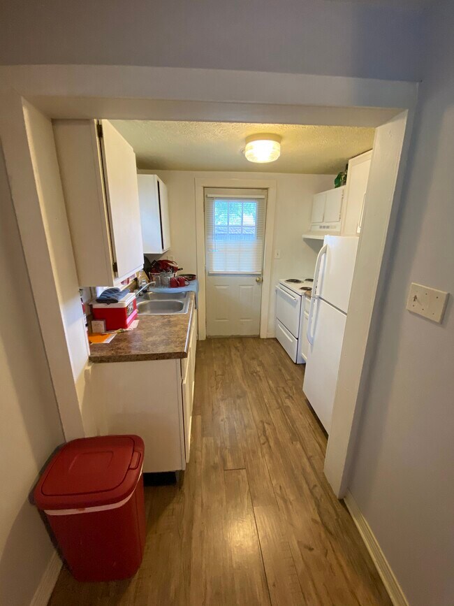 Kitchen - 306 E Burwell Ave