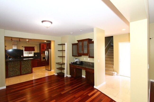 Foto del edificio - Large 4 bedroom, 3 bath, 4+ parking, gated single family house in Kalihi