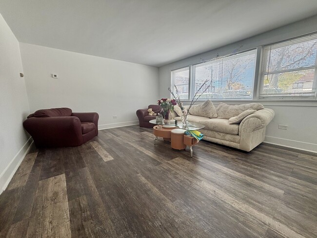 Building Photo - 6157 W Montrose Ave