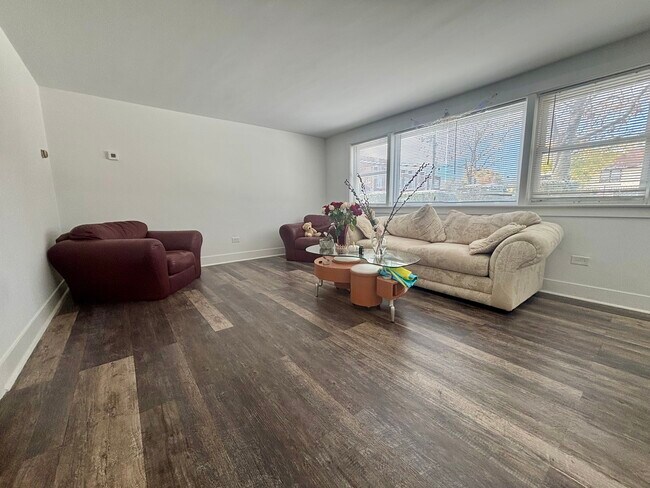 Foto del edificio - 6157 W Montrose Ave