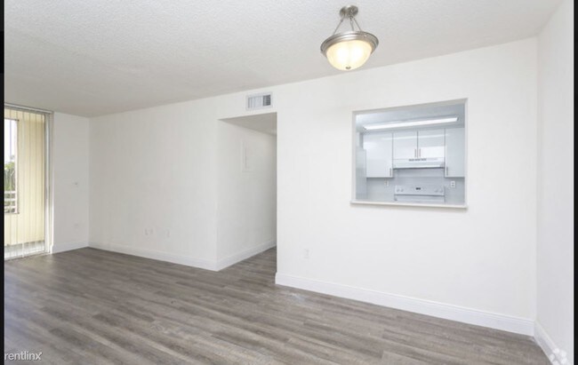 Building Photo - 2 br, 2 bath  - International Club 2-2